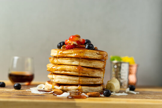Pancake con fruta y miel de desayuno