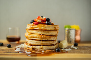 Pancake con fruta y miel de desayuno