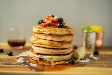 Pancake con fruta y miel de desayuno
