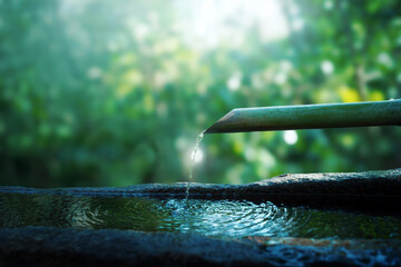 水面に映る波紋、日本庭園の手水舎