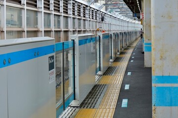 駅のホームとホームドア　赤羽駅