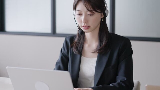 コールセンターで働く女性