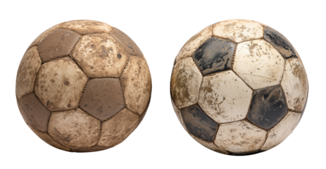 Duas bolas, futebol antigas e velhas isoladas em fundo transparente.