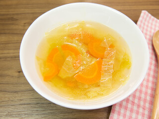 キャベツと人参のコンソメスープ