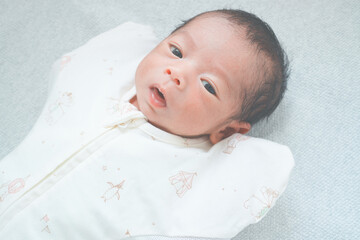 スワドルを着用した新生児0ヶ月の赤ちゃん　