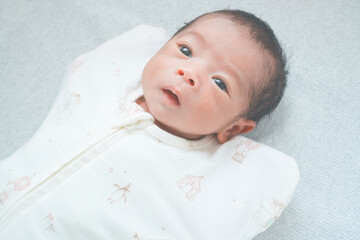 スワドルを着用した新生児0ヶ月の赤ちゃん　