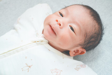 スワドルを着用した新生児0ヶ月の赤ちゃん　