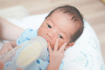 新生児　0ヶ月の赤ちゃん　授乳クッションで授乳する