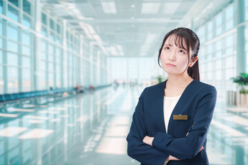悩みを抱える空港で働く若い女性