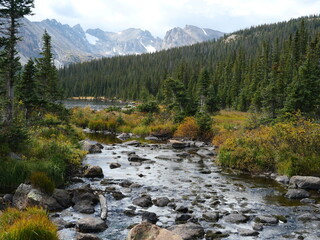 Fototapeta premium Scenic Long Lake with Flowing Creek in Early Autumn, Indian Peaks Wilderness, Colorado