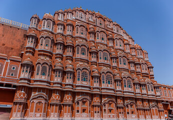 Fototapeta premium Close-Up of the Iconic Red and Pink Facade of the Hawa Mahal (Palace of Winds) against a Blue Sky