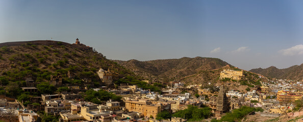 Obraz premium Historical Town Nestled in Arid Hills of Rajasthan with an Ancient Fortification Wall