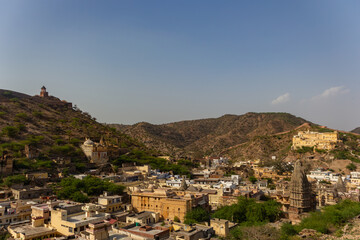 Obraz premium Historical Town Nestled in Arid Hills of Rajasthan with an Ancient Fortification Wall