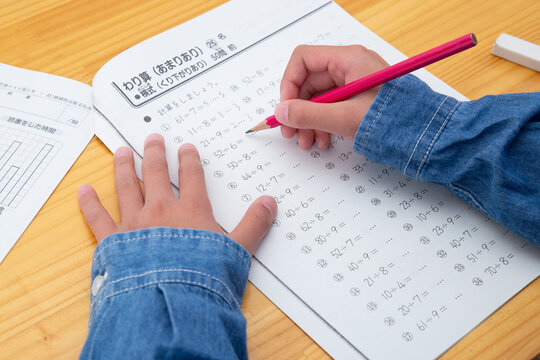 宿題をする手元