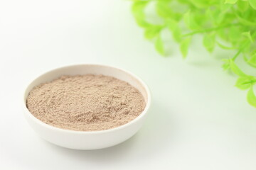 白い小鉢にきめ細かく盛られたチョコレートのプロテイン