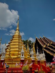 Fototapeta premium Wat Phra That Doi Kham, Chiang Mai | Famous Golden Pagoda and Buddha Statue