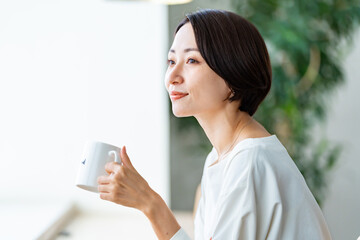 カップを持ちリラックスする女性