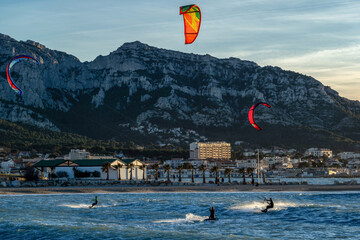 Kitesurfeurs en action au crépuscule