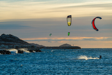 Kitesurfeurs en action au crépuscule