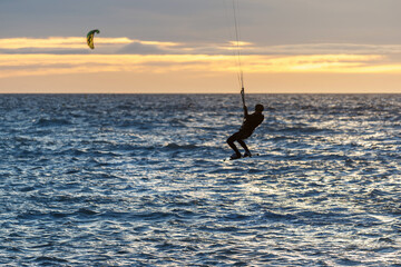 Fototapeta premium Kitesurfeur au crépuscule