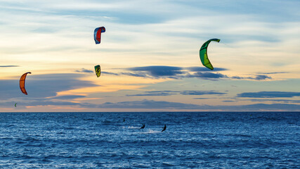 Kitesurfeurs en action au crépuscule © PPJ