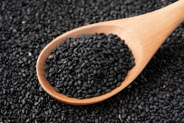 スプーンに載せた黒ごま（生ごま）のクローズアップ