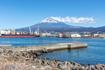 静岡県富士市 田子の浦から見る富士山と工場
