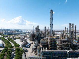 Naklejka premium Aerial view of a large chemical plant