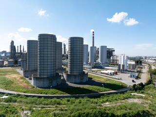 Obraz premium Aerial view of a large chemical plant