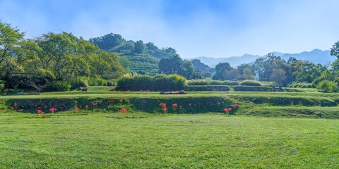 青空バックに見る秋の石舞台広場の情景