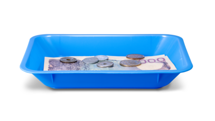 お金を乗せた、青いキャッシュトレイ