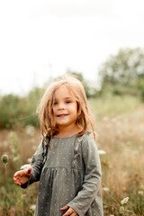 Mädchen im Kleid auf der Wiese