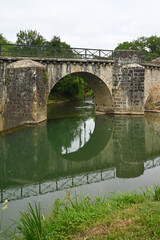 Fototapeta premium Reflets dans l'eau du pont de Bergouey-Viellenave