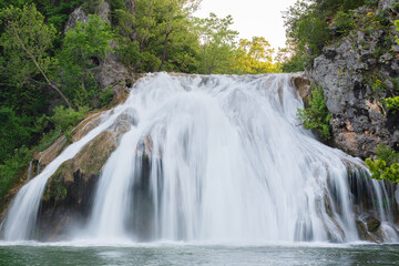 Obraz premium Long Exposure Small Cascade Waterfall in Turner Falls Park, Oklahoma