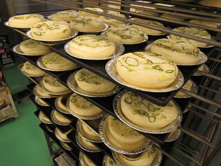 日本の街のパン屋、ふっくらと焼き上がった美味しそうな白いパン