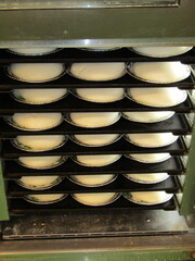 日本の街のパン屋、ふっくらと焼き上がった美味しそうな白いパン