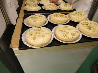 日本の街のパン屋、ふっくらと焼き上がった美味しそうな白いパン