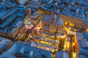 Weihnachtliche Stimmung über der Regensburger Altstadt am Neupfarrplatz an einem winterlichen Abend