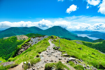 栃木県と群馬県にまたがる白根山から見る日光連山と中禅寺湖