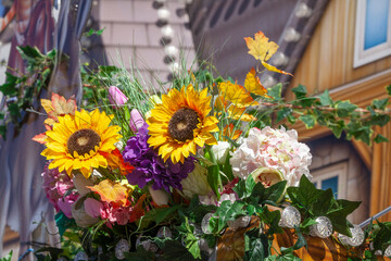 Bunte Kunstblumen als Dekoration auf einem Volksfest, Deutschland