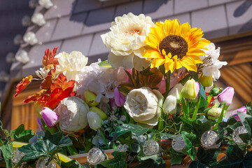 Bunte Kunstblumen als Dekoration auf einem Volksfest, Deutschland