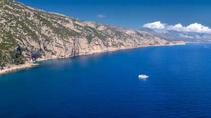 Obraz premium Cala Sisine beach in Sardinia, Italy – turquoise sea, white sand and cliffs, aerial view