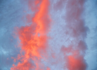 Naklejka premium Dramatic sky with beautiful pink and orange clouds at sunset.
