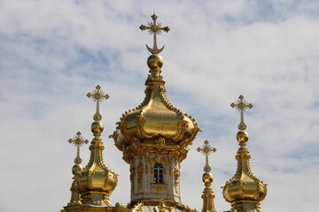 Obraz premium Peterhof, Russia 07.20.2025 golden domes of an Orthodox church