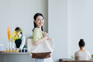 カフェに来店する若い女性