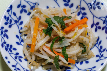 家庭的で素朴な自家製のサラダ