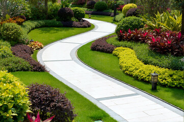Obraz premium Colorful winding garden path on a sunny day