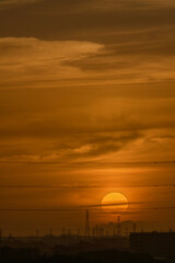 流れる黄金色の雲に昇る朝陽