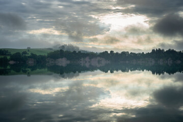 Nebelschwaden und Wolken ziehen bei Sonnenaufgang an der Illasschlucht über den Forggensee, Allgäu, Bayern, Deutschland © Matthias Riedinger