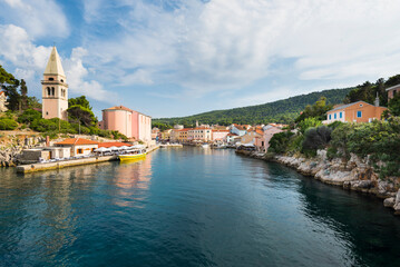 Naklejka premium Hafen und Altstadt des Küstenstädtchen Veli Lošinj mit der Kirche S. Antonio Abate, Lošinj, Kvarner Bucht, Kroatien